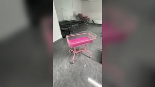 عربة اطفال وردية