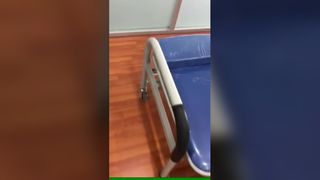 كرسي مرافق مطلي بالمسحوق